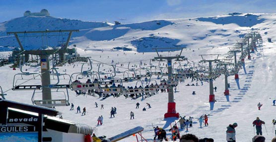 Movelia ofrece rutas en autobús con destino a Sierra Nevada o Andorra 'para disfrutar de los deportes de invierno'