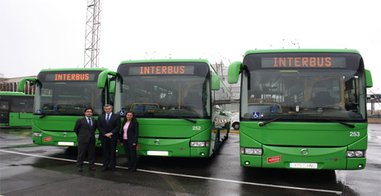 Responsables de Iveco e Interbús durante la entrega de los tres nuevos Crossway de Iveco.