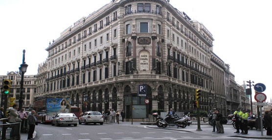 La madrileña plaza de Canalejas, donde confluyen un alto número de autobuses de la EMT.