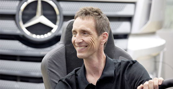Kai Sieber, jefe de diseño en Mercedes-Benz Truck & Vans frente al Nuevo Mercedes-Benz Actros.