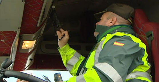 Un agente de tráfico de la Guardia Civil durante un control a un camión.