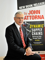 John Gattorna durante la presentación de uno de sus libros.