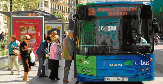 Varios usuarios esperan para acceder a un autobús de Dbus en San Sebastián.