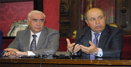 El alcalde de Granada, José Torres, y el concejal de Cultura, Luciano Alonso, durante la presentación del proyecto,