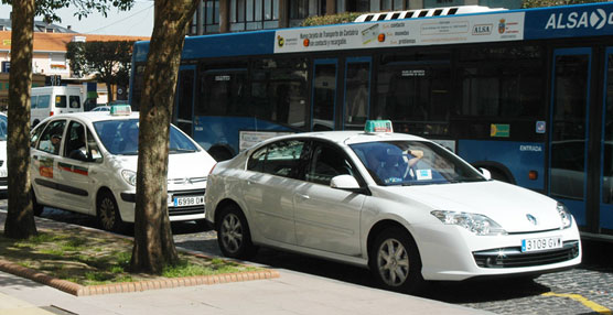 El PSOE denuncia que los taxistas de Torrelavega esperan desde hace un año la parada de la estación de autobuses