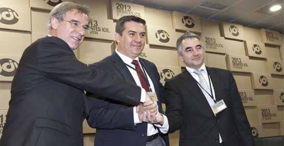 El presidente del Comité Ejecutivo de la Fundación ICIL, Pere Roca, el presidente de la organización, Juan Ramón Rodríguez, y el director general de Lean Six Sigma Institute, Luis Socconini, durante la firma del acuerdo.