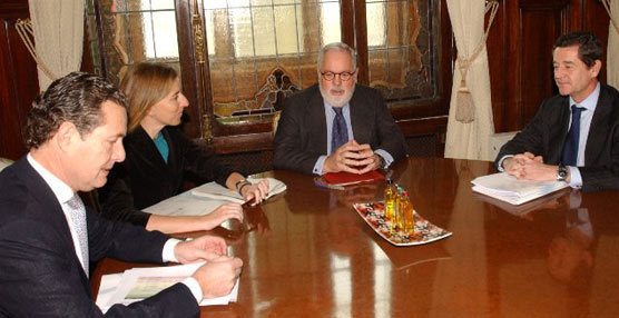 Los representantes de ANFAC y del Ministerio de Agricultura, Alimentación y Medio Ambiente, durante la reunión.