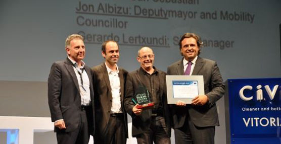 El alcalde de San Sebastián Juan Karlos Eizagirre, Jon Albizu, concejal de Movilidad del Ayuntamiento de San Sebastián y Gerardo Lertxundi director Gerente de Dbus en la recogida del Premio CIVITAS al transporte sostenible.