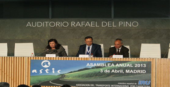 La secretaria general de Transportes del Ministerio de Fomento, Carmen Librero; el presidente de Astic, Marcos Basante; y el director general de Transportes de la Comunidad de Madrid, Federico Jiménez, durante la clausura de la Asamblea.