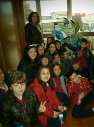 Un grupo de escolares durante su visita a las instalaciones de Vitrasa.