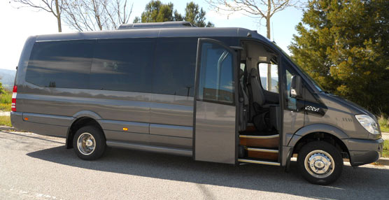 
Car-bus.net entrega una unidad Corvi Long a la empresa Sky Tempus sobre chasis furg&oacute;n Mercedes-Benz
