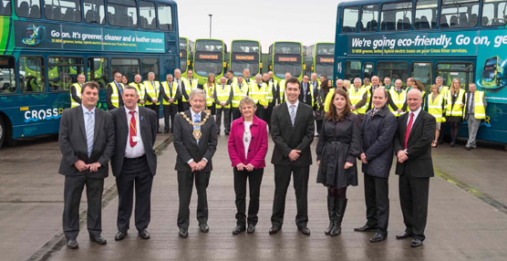 Equipo de Arriva North West con los nuevos buses.