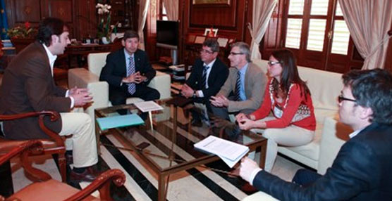 El alcande de Castellón en una reunión de trabajo con el director del ITE, Alfredo Quijano, y el equipo técnico dirigido por Carmen Albert, concejal de Movilidad. 