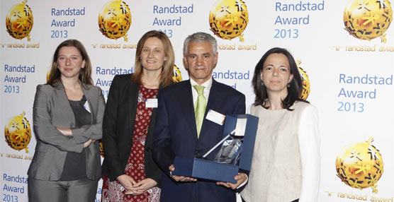 Los representantes de SEUR durante la entrega del galardón por parte de Randstad.