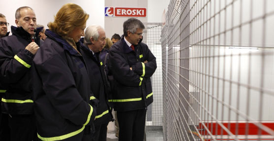 La presidenta de Aragón, Luisa Fernanda Rudi, durante la visita a las instalaciones de Eroski.