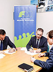 La FMD y la Caixa firman el acuerdo.