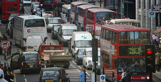 Los atascos son una imagen habitual de la capital británica.