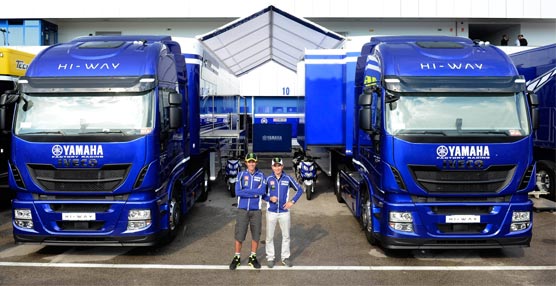 Valentino Rossi y Jorge Lorenzo junto a los camiones Iveco Hi-Way.