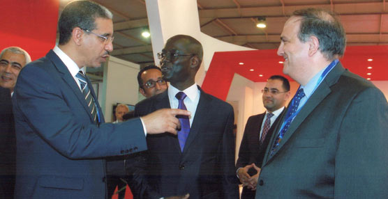 El ministro de Transportes de Marruecos, Aziz Rabban, y el ministro de Transportes de Senegal, Thierno Alassane, junto al responsable de ACCIONA Trasmediterranea en Marruecos, Luis Folch, a la derecha de la foto.