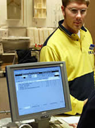 Un trabajador de la firma sueca IKEA.