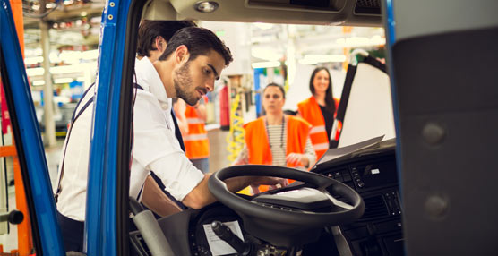 
La factoría de Iveco en Madrid se convierte, por un día, en pasarela fotográfica de moda para Forbes
