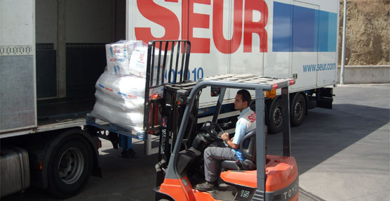 Un trabajador de Seur se dispone a cargar un camión para el transporte de los productos.