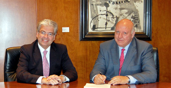 Firma del convenio por Jordi Cornet (izquierda), delegado especial del Estado en el Consorci de la Zona Franca y Javier Vidal (derecha), director de desarrollo de Consum.