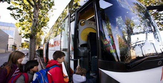 Un grupo de niños accede a un autobús escolar.