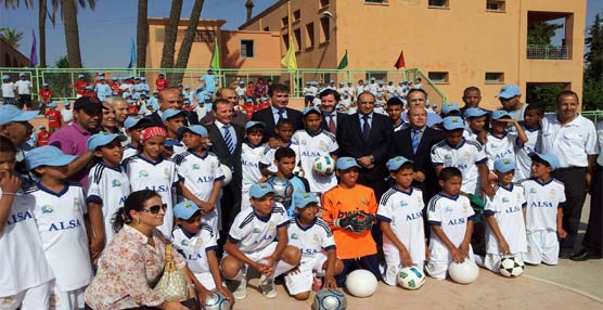 Foto de familia tras la firma del acuerdo entre la Fundación Realmadrid y Alsa.