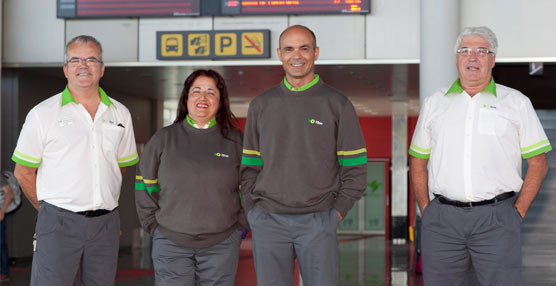 Los empleados del transporte p&uacute;blico de Tenerife estrenan nuevo uniforme dise&ntilde;ado por un vecino de la isla