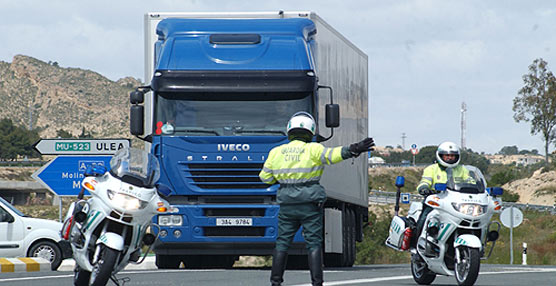 Agentes de la Agrupación de Tráfico de la Guardia Civil durante un control en carretera.