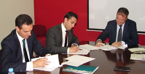 Barbadillo, Lorenzo y Soler, en el momento de la firma.