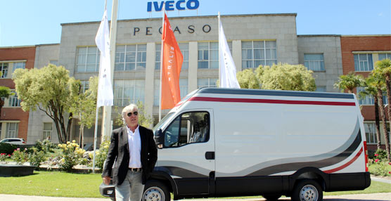 Carmelo Impelluso entrega a &Aacute;ngel Nieto las llaves de su nueva furgoneta Iveco Daily Air Pro en Madrid