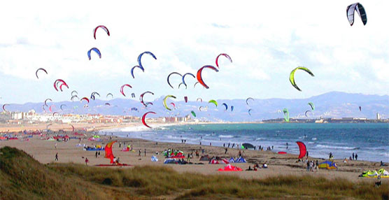 Tarifa atrae cada año a miles de turistas.