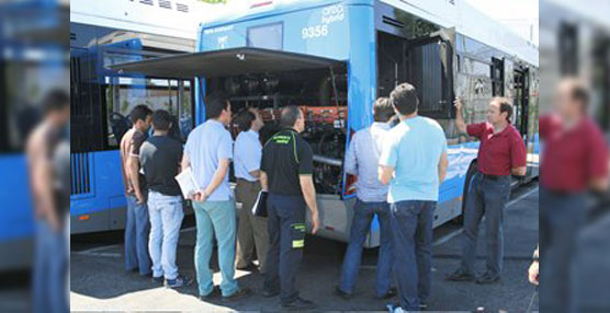 Los bomberos reciben explicaciones sobre autobuses propulsados por biodiesel y GNC, microbuses eléctricos y autobuses híbridos.