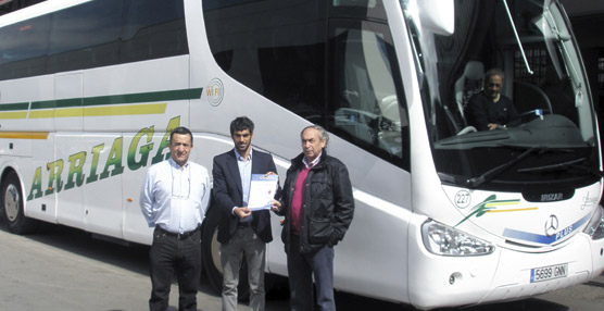 José María Arriaga (Consejero Delegado), Xabier Arostegi (IVL) y Fidel Arriaga (Presidente) durante la entrega del certificado a Autobuses Hermanos Arriaga