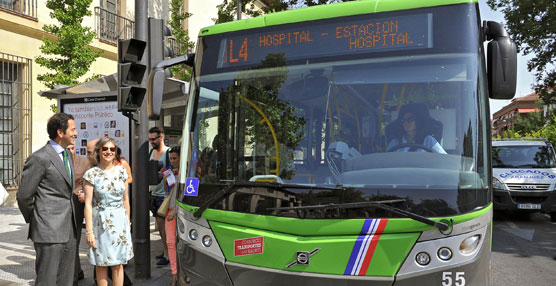 La alcaldesa de Aranjuez, María José Martínez de la Fuente, y el consejero regional de transportes, infraestructuras y vivienda, Pablo Cavero.