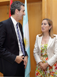 La ministra Ana Pastor junto al ministro de Interior y Transporte de Argentina, Florencio A. Randazzo.