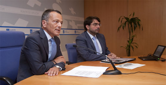 Agustín Hernández y Miguel Rodríguez durante la presentación del Plan Renove de estaciones de autobuses.