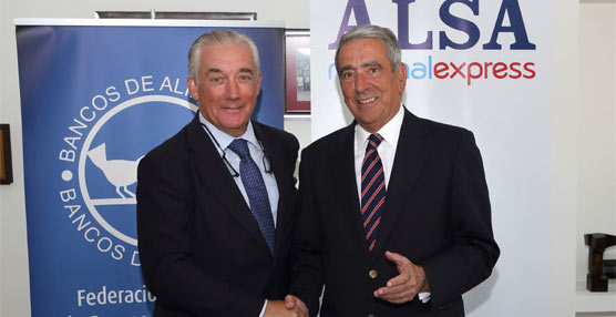 El consejero delegado de Alsa, Javier Carbajo, y el presidente de Fesbal, José Antonio Busto, tras la firma del convenio.