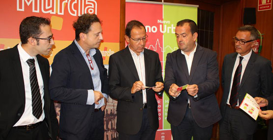 El nuevo bono urbano de transporte público de Murcia permitirá viajar en tranvía y autobús hasta un 40% más barato