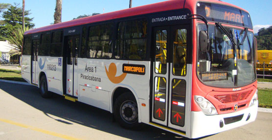 Uno de los autobuses Mercedes-Benz del transporte público de Brasil.