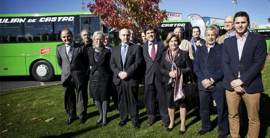 Participantes en la presentación de los autobuses, 