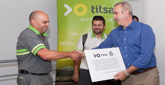 Entrega de placa por parte de TITSA.