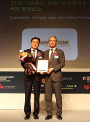 Jae Pyo Lee, Vicepresidente Senior de Infraestructura y Negocio de Hankook Tire, y Michael Baldinger, Director Ejecutivo de RobecoSAM.