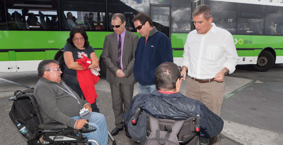 El director Insular de Movilidad con los representantes de las asociaciones de discapacitados presentes en la visita.
