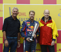 DHL entrega el premio a la Vuelta m&aacute;s R&aacute;pida 2013 a Sebastian Vettel