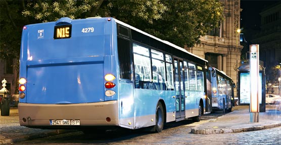 Autobús de la EMT de Madrid en una parada.