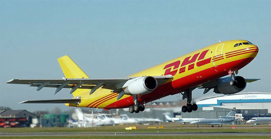 Avión de DHL despegando.