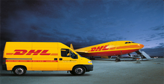 Furgoneta y avión de DHL.